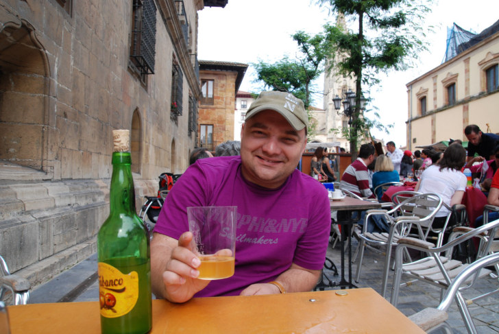Со стаканом сидра. Овьедо, Астурия, Испания, 2011
