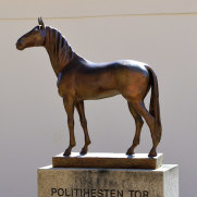 Осло. Скульптура лошади