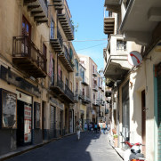 На улицах города Чефалу. Сицилия, 2015
