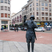 Бронзовая статуя на улице Бургоса. Испания, 2010