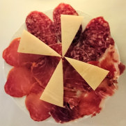 Сыро-мясная тарелка. Ресторан Charolais. Фуэнхирола, 2017