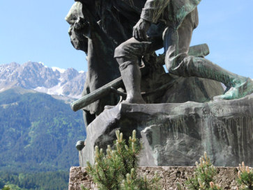 Австрия. Инсбрук. Монумент на берегу Инна