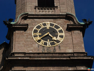 Австрия. Инсбрук. Часы на Кафедральном соборе Св. Якова