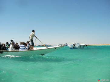 Моторные лодки развозят туристов на берег