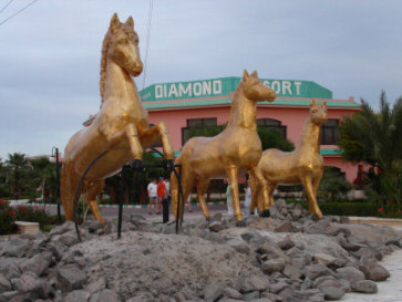 Гипсовые кони-мутанты на фоне Diamond