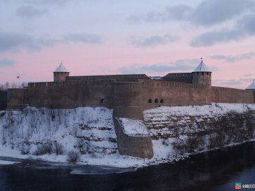 Прибалтика-2009. Иван-городский замок. Вид из Нарвского замка