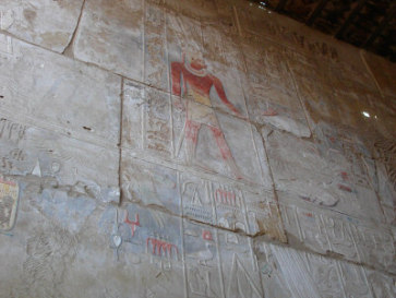 Настенные рисунки, а главное - краска, которой более 3000 лет
