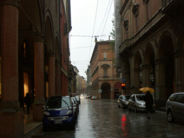 Болонья (Bologna). Тротуар внутри дома