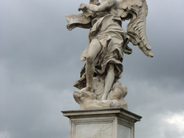 Один из ангелов на мосту Sant Angelo. Рим. Италия