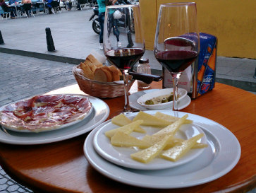 Тапас-бар Eslava. Столик на улице. Вино, хамон и сыр