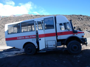 Внедорожные автобусы - транспорт к вершине вулкана Этна