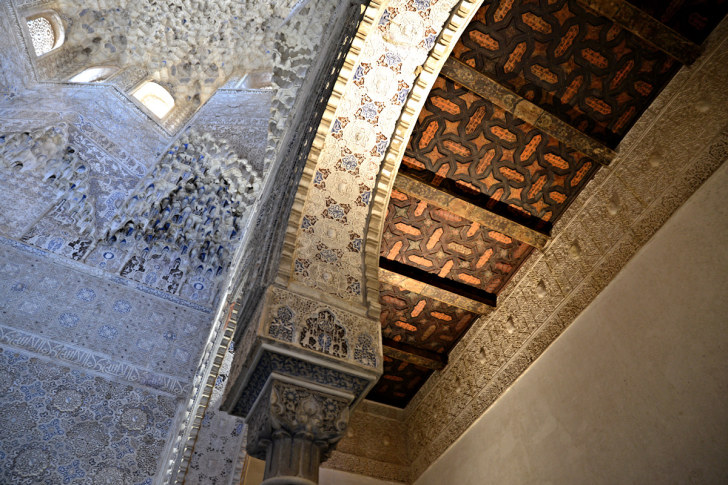 Фрагмент потолка. Дворцы Насридов. Альгамбра. Гранада, Испания, 2015