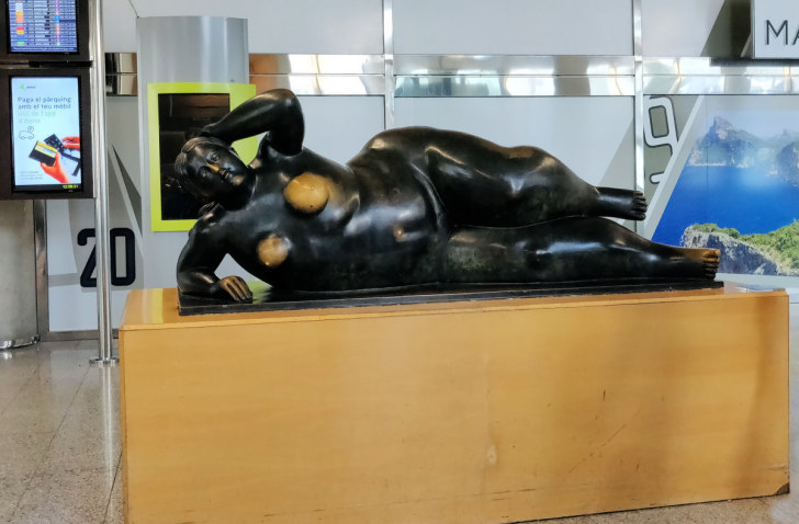Скульптура в аэропорту Мальорки, 2019
