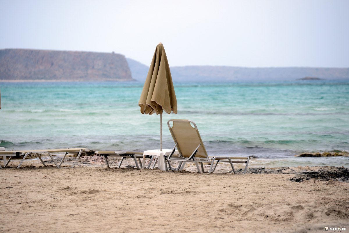 Зонтик и шезлонг на пляже Балос. Крит, июнь 2015