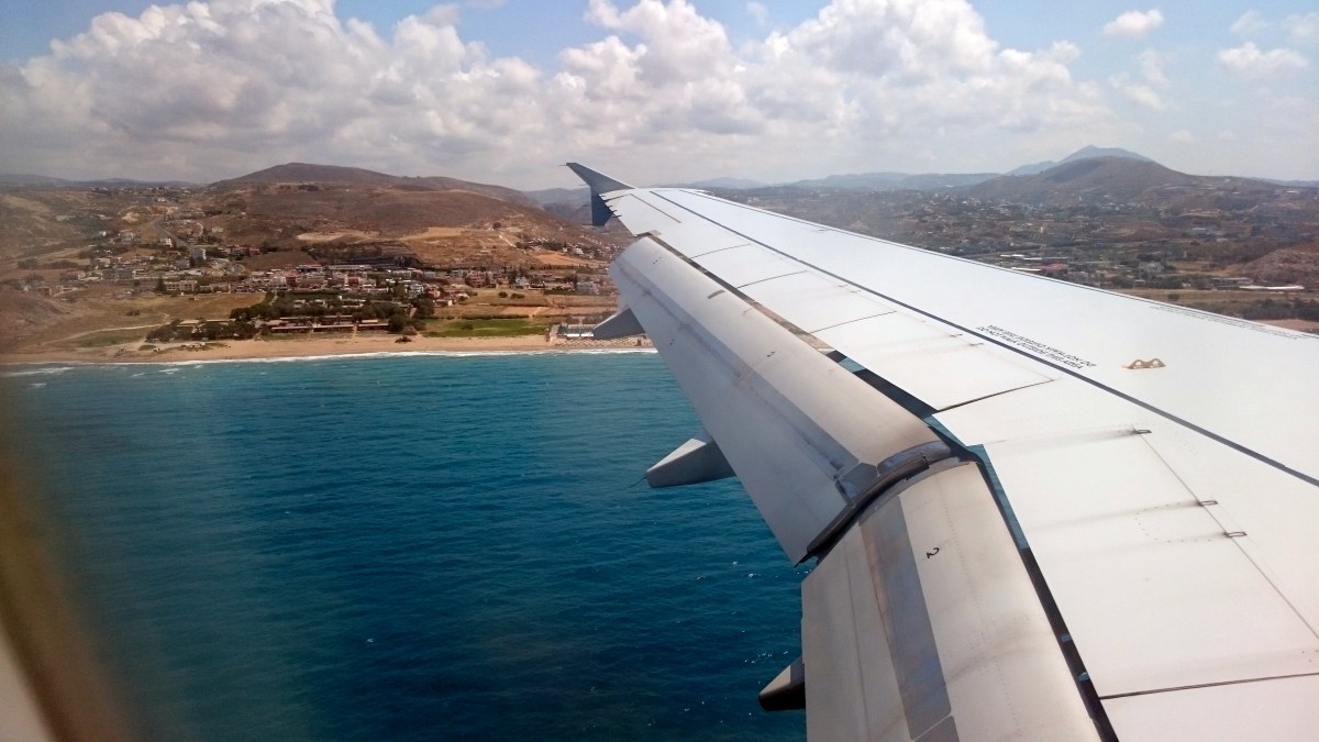 Самолет Aegean Air заходит на посадку в аэропорту Ираклиона
