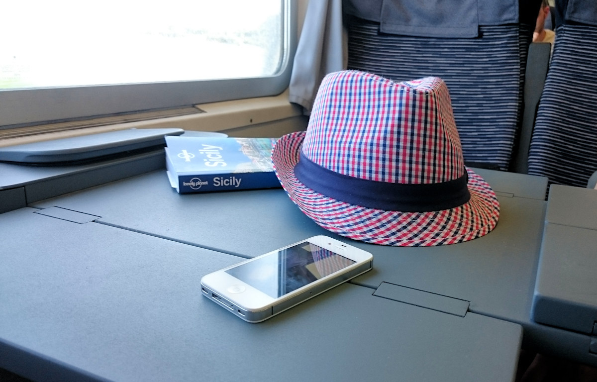 Поезд Intercity. Шляпа, путеводитель, Iphone