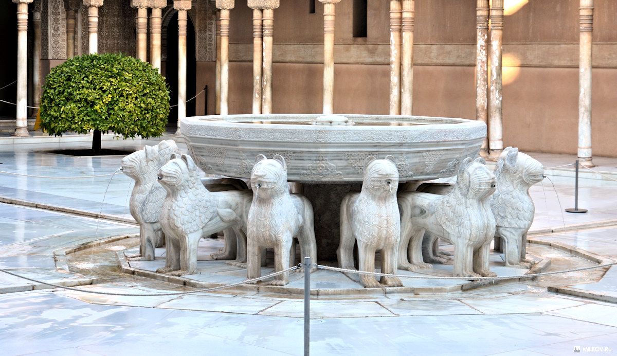 Львиный дворик в Дворце Насрида, Гранада, Испания