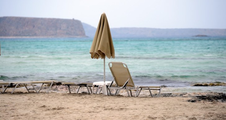 Зонтик и шезлонг на пляже Балос. Крит, июнь 2015