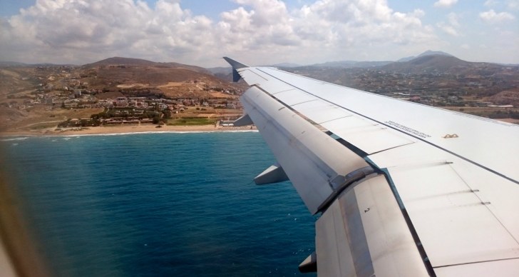 Самолет Aegean Air заходит на посадку в аэропорту Ираклиона