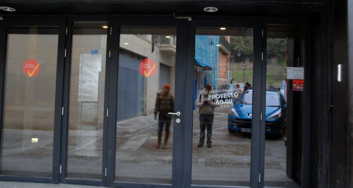 Селфи в отражении дверей музея в Бургосе. Испания, 2010