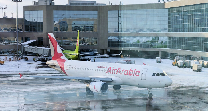 Самолёт Air Arabia в аэропорту Домодедово
